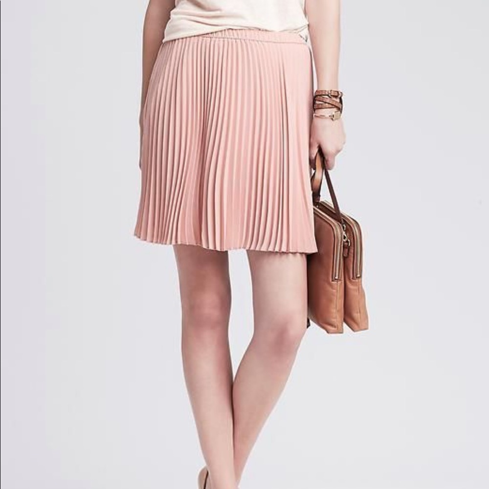 Banana Republic blush pink pleated skirt